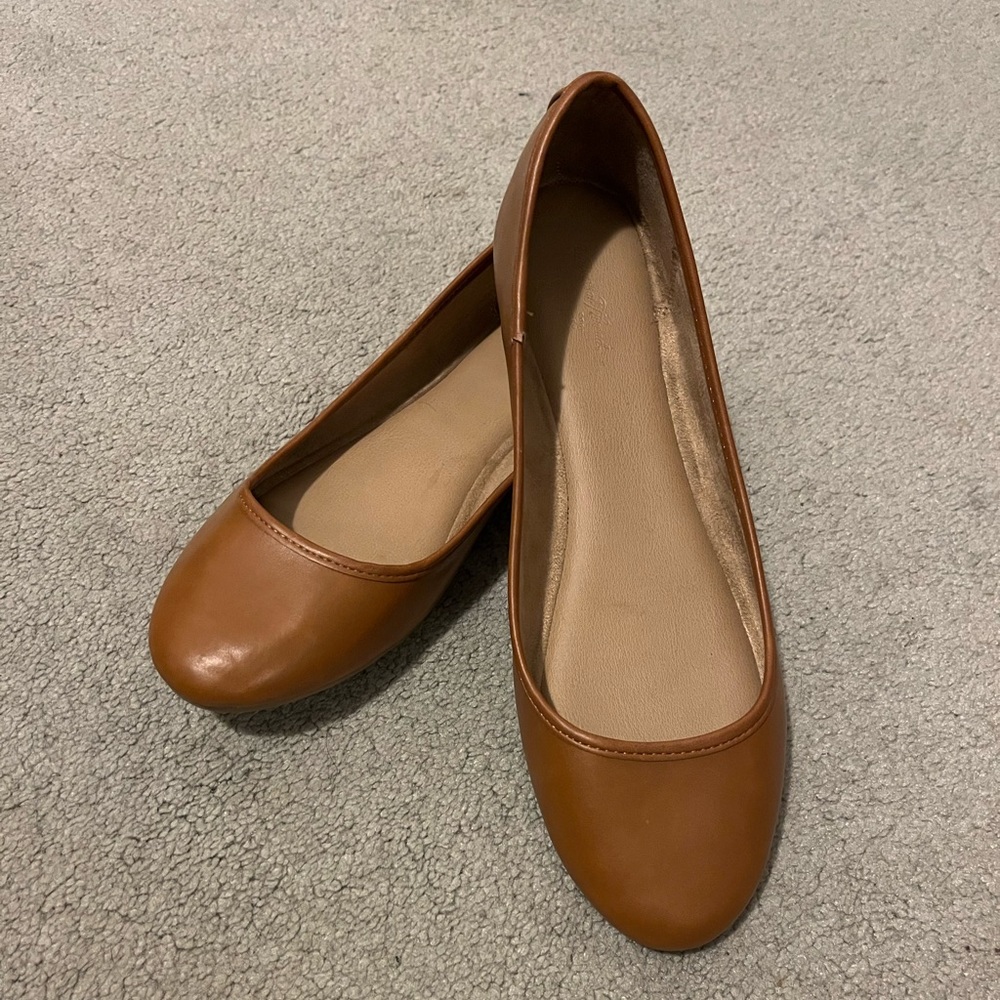 Size 10 caramel colored flats
